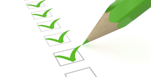 Grüner Stift hakt Checkboxen ab